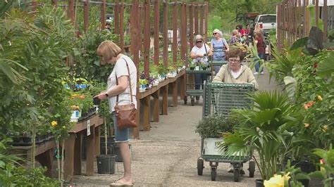 Big crowds flock to local nurseries for spring planting